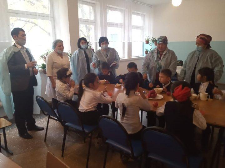 "Мониторингі' комиссиясы Мектеп асханасының жумыстарына, ас блогындағы аспазшы ның ас мәзірінің дайындалуына, өнімдердің сакталу сапасына, олардың сертификаттары болуына, окушылардын тамактану сапасына мониторингі жүмыстары жүргізілді.