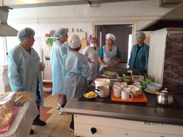 Бракеражды комииссия мүшелері асхананы тексеруі