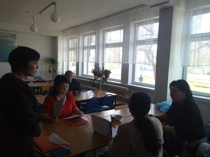 Қалалык ата аналар комитеті мен қалалык мәслихат депутаты және қалалык білім бөлімінің бірлесе отырып Асхана жұмысын тексеруі