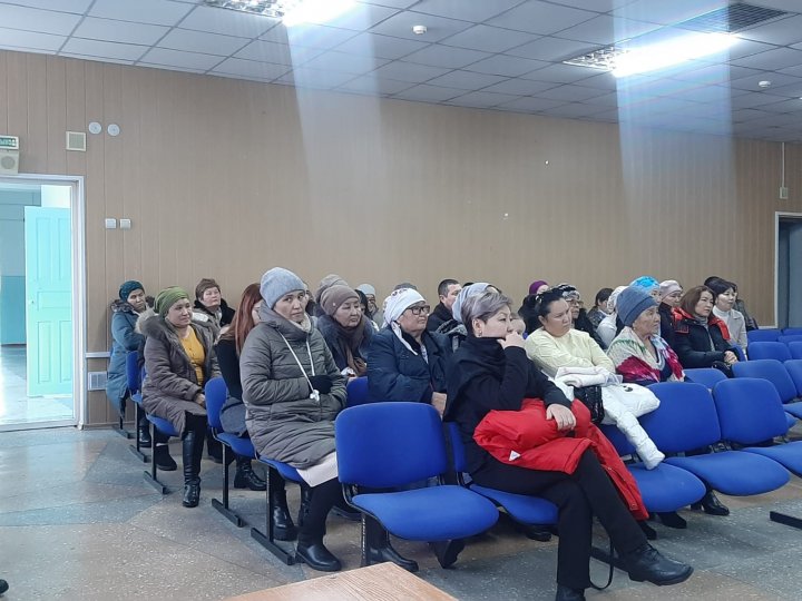 Психологиялық айлық барысында мектепішілік ата-аналар жиналысында аутодеструктивті мінез-құлықтың алдын алу мақсатында  "Отбасындағы тәрбиеге байланысты"жүргізілген тренингі барысы